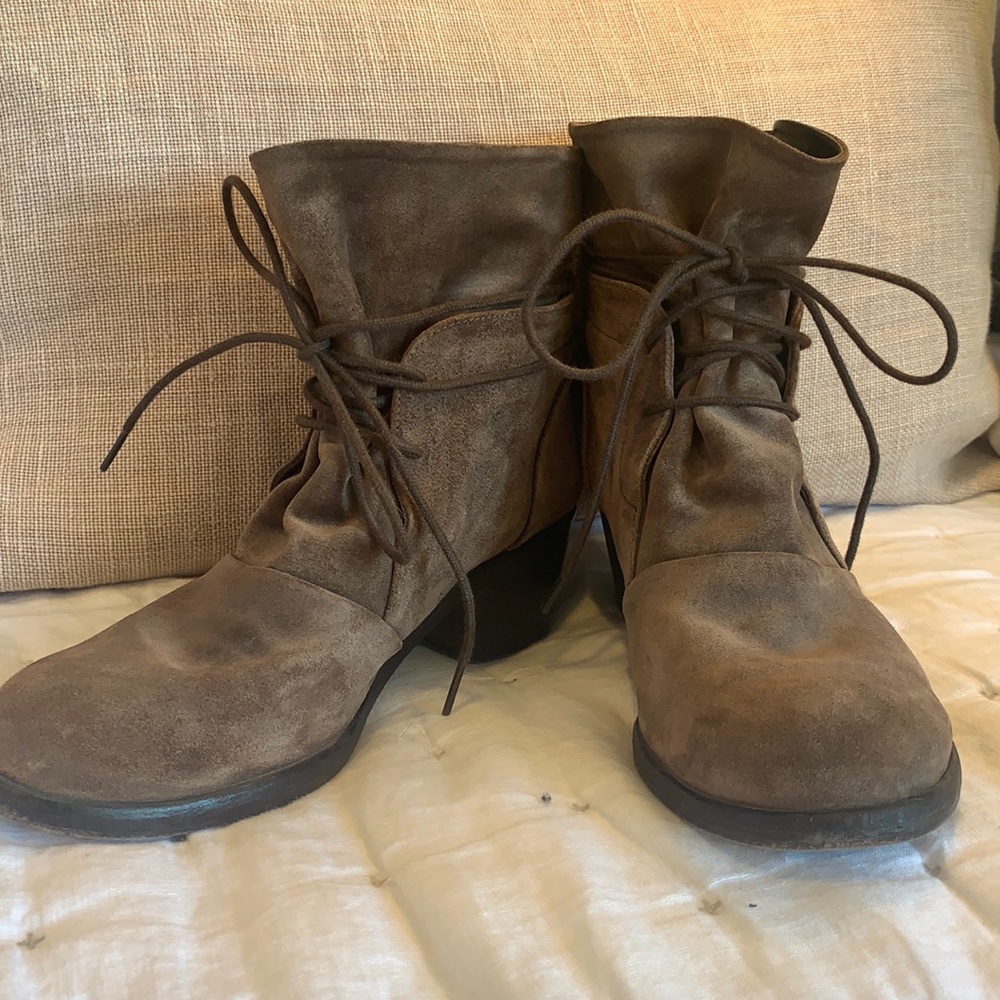 P. Monjo Brown suede Bootie